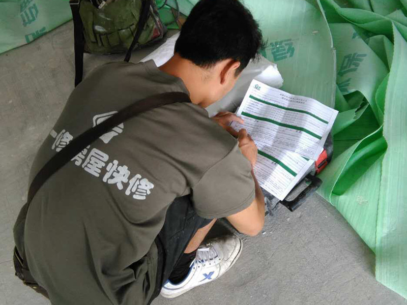 說起清水房簡單裝修出租，網(wǎng)上關(guān)于清水房簡單裝修出租的介紹非常多，清水房簡單裝修出租是很多網(wǎng)民非常關(guān)心和議論的話題；益修快裝公司提供清水房裝修服務(wù)，免費量房設(shè)計，先裝修后付款；提供清水房衛(wèi)生間裝修、清水房廚房修補、清水房廁所翻修、清水房臥室改造、清水房客廳翻新、清水房陽臺設(shè)計、清水房榻榻米維修、清水房背景墻粉刷等，以下是小編收集整理的清水房簡單裝修出租,90平左右的房子，簡裝修的話，大概需要多少錢？等信息，請往下看。  90平左右的房子，簡裝修的話，大概需要多少錢  90平米的房子簡裝的話需要7萬元左右，如果是精裝的話是沒有上限的，建議您做現(xiàn)代簡約風格裝修會比較省錢的，現(xiàn)代簡約風格裝修的要點如下： 1、簡約不等于簡單，它是經(jīng)過深思熟慮后經(jīng)過創(chuàng)新得出的設(shè)計和思路的延展，不是簡單的“堆砌”和平淡的“擺放”，不像有些設(shè)計師粗淺的理解的“直白”，比如床頭背景設(shè)計有些簡約到只有一個十字掛件，但是它凝結(jié)著設(shè)計師的獨具匠心，既美觀又實用。 2、現(xiàn)在家庭的簡約不只是說裝修，還反映在家居配飾上的簡約，比如不大的屋子，沒有必要為了顯得“闊綽”而購置體積較大的物品，相反應(yīng)該生活所必需的東西才買，而且以不占面積、折疊、多功能等為主。試想：昂貴的價格的價格買的屋子讓個“破家具”給擠的沒了“空間”，那我們作為“主人”生活的愜意從何而來，能“簡約”嗎