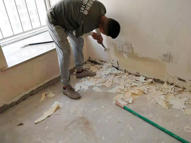 墻紙鏟除方案：1、首先把墻紙表面撕掉。用噴霧器將溫水噴到紙基層上，浸濕墻紙，軟化膠粘劑，一般2個小時以上。  2、察看墻紙基層與墻面是否可以順利剝離，假如可以，即可往除。用砂紙清除墻上殘余紙屑。察看墻面是否有裂縫、坑洼，清除附著物。處理方法同涂料墻面。 3、局部墻面有濕潤之處，千萬不要貼上墻紙，待找出并往除引發(fā)濕潤的根源后再對癥處理 當然了，假如舊墻紙施工時有用基膜，程序就更簡單了，直接小刀割開一小角就可輕易撕下舊墻紙了。假如是純紙無紡布無紡紙直接在上面用噴霧器噴水，多噴幾遍就可以。