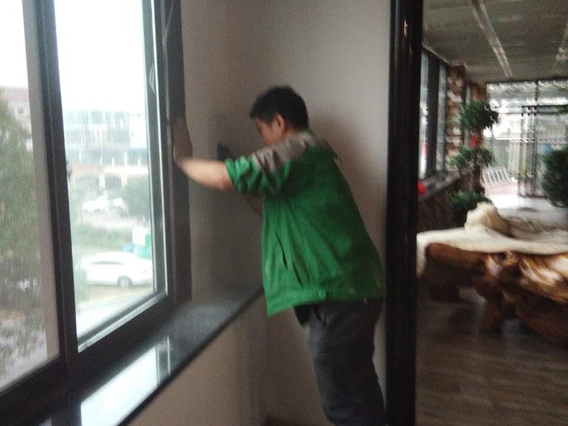 墻面打磨做墻漆：1、膩?zhàn)拥闹饕饔秒m然是找平，但只是批刮膩?zhàn)拥脑?，僅僅是做了一半的找平工作，另外的一半，也是決定最終效果的一半，要通過打磨來解決。這也是做墻面打磨的最主要功能?！　?、膩?zhàn)优芜^程中，難免會(huì)出現(xiàn)一些微小的瑕疵，比如膩?zhàn)咏唤缣幍慕硬纭⒕植颗芜^薄或過厚留下的痕跡、墻面吸水造成的針孔等，這些瑕疵也是可以通過墻面打磨來解決的?！　?、整體打磨后的膩?zhàn)颖砻娼Y(jié)構(gòu)更加均勻一致，可以加強(qiáng)乳膠漆的表現(xiàn)效果，而且避免了因表面結(jié)構(gòu)的差異可能引發(fā)的一些問題(如色漆局部色差等)。