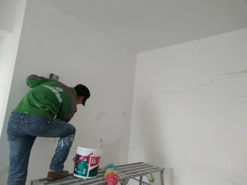 舊墻面鏟除，刷基膜