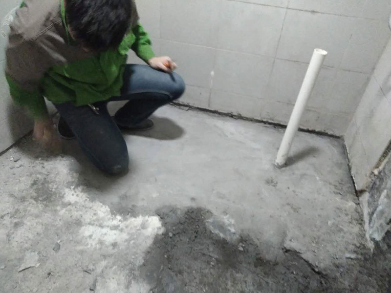 廁所基層清理，刷防水