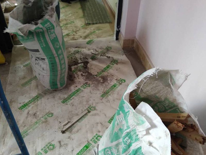 衛(wèi)生間貼瓷磚，勾縫