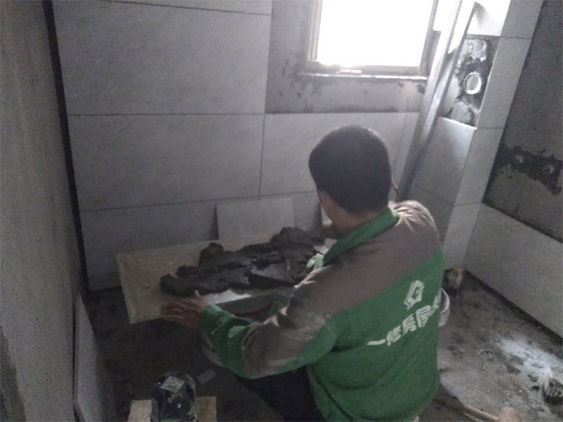 廁所貼瓷磚，木工吊頂打孔