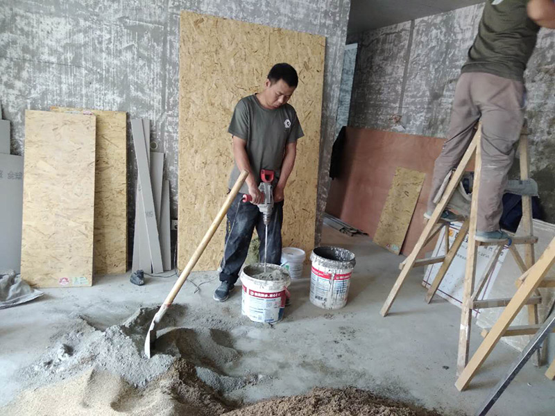 廁所貼瓷磚，木工吊頂打孔