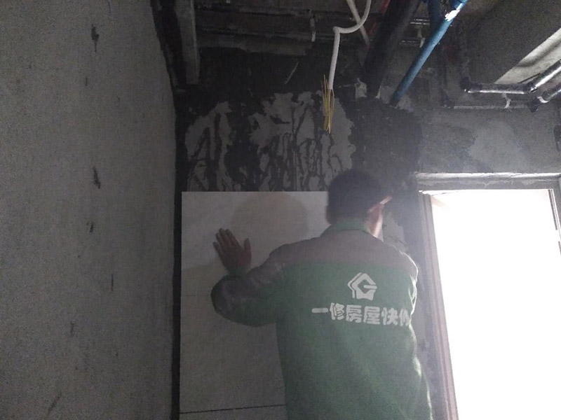 廁所貼瓷磚，木工吊頂打孔