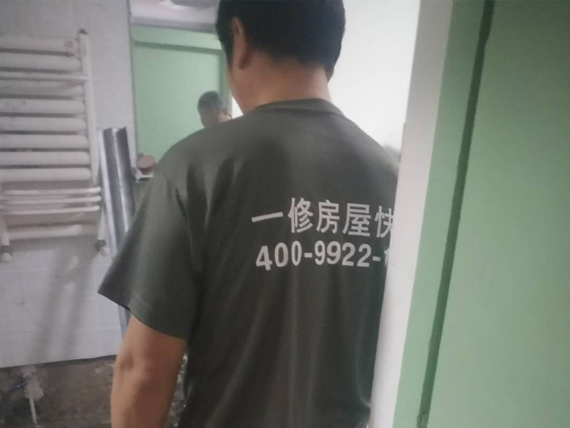 浴室裝修改造方案:1、水電改造：衛(wèi)生間裝修會(huì)涉及到浴霸采暖，燈的線路走線，水管的入墻等處理。
2、防水處理：因?yàn)樗谛l(wèi)生間處處可見，所以衛(wèi)生間裝修防水上需做好功夫，防止因?yàn)闈B水問題給樓下鄰居和自己制造麻煩，因而在防水后需要做閉水實(shí)驗(yàn)，以確保防水的效果。
3、貼瓷磚：為了美觀衛(wèi)生間裝修一般都帖墻磚和地磚，在選購墻磚時(shí)需要注意耐水性，以及釉面質(zhì)量，墻磚在一定程度上也起到防水效果；地磚顏色建議深色系，耐污染，并保證磚的質(zhì)量。
4、衛(wèi)生間吊頂：為了美觀，衛(wèi)生間裝修一般都需要做吊頂處理，材質(zhì)一般選擇鋁扣板，就耐用，又防水，并且可以采用分模塊的方式合理的設(shè)置采光、換氣、浴霸等的位置。