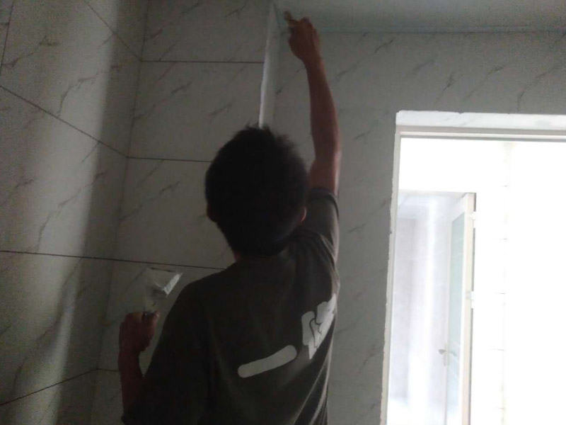 衛(wèi)生間瓷磚美縫方案：清潔瓷磚縫隙內(nèi)部的粉塵，用吸塵器或者掃把掃干凈，保證瓷磚縫隙內(nèi)不潮濕，無(wú)粉塵、顆粒；把出料嘴擰到美縫劑的出料口上，裝入膠槍準(zhǔn)備打膠，用濕毛巾濕潤(rùn)瓷磚縫隙兩側(cè)的瓷磚，但是瓷磚縫隙內(nèi)必須干凈、干燥；打一條美縫劑，新手可以先打20cm---50cm，漸漸熟練后可以打更長(zhǎng)的長(zhǎng)度;然后把膠槍平放，出料嘴下面用接料板接住。