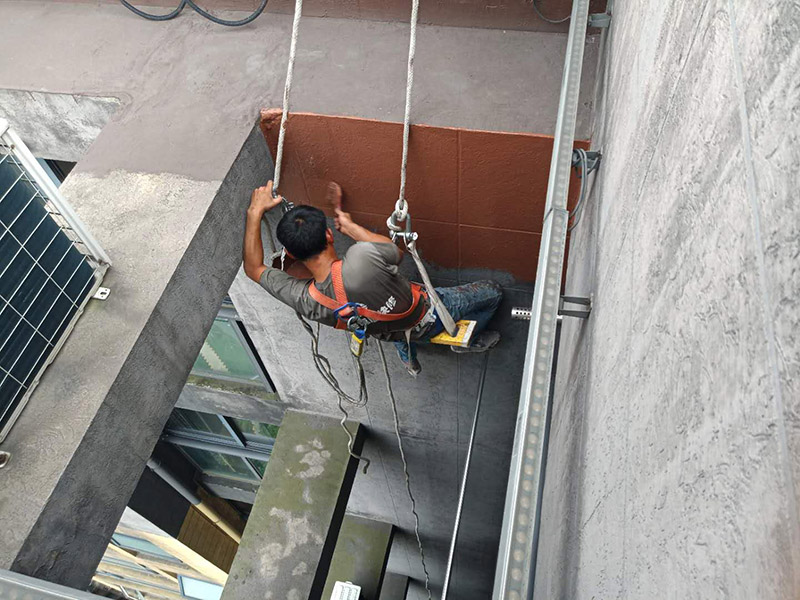 外墻刷防水裝修：一、清理基層，新舊面層必須清理干凈，不得有雜物和灰塵，以免影響粘結(jié)強(qiáng)度，涂刷防水涂料時(shí)基層應(yīng)干燥。二、備好防水卷材、防水涂料、基層涂料和粘接卷材的涂料必須要分清，為提高防水卷材與基層粘結(jié)性，可用底層涂料反復(fù)涂刷，涂刷均勻，覆蓋完全。三、將攪拌均勻的晨光防水涂料根據(jù)現(xiàn)場(chǎng)要涂刷的面積開(kāi)始涂刷，基層涂刷要大于粘卷材的面積，不要超過(guò)三十。刷第二次涂料之前必須要等一次涂料完全凝固后方可再次涂刷，底層涂料次涂刷完畢后約4—8左右。四、要等第二次涂料完全凝固后方可施工。