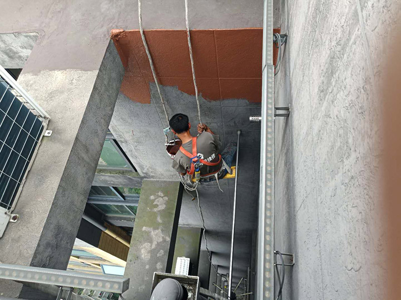 外墻刷防水裝修：一、清理基層，新舊面層必須清理干凈，不得有雜物和灰塵，以免影響粘結(jié)強(qiáng)度，涂刷防水涂料時(shí)基層應(yīng)干燥。二、備好防水卷材、防水涂料、基層涂料和粘接卷材的涂料必須要分清，為提高防水卷材與基層粘結(jié)性，可用底層涂料反復(fù)涂刷，涂刷均勻，覆蓋完全。三、將攪拌均勻的晨光防水涂料根據(jù)現(xiàn)場(chǎng)要涂刷的面積開(kāi)始涂刷，基層涂刷要大于粘卷材的面積，不要超過(guò)三十。刷第二次涂料之前必須要等一次涂料完全凝固后方可再次涂刷，底層涂料次涂刷完畢后約4—8左右。四、要等第二次涂料完全凝固后方可施工。