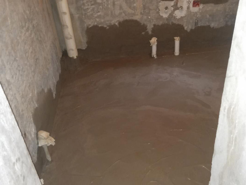 浴室地面找平裝修：第一，地面找平的基底處理，如果基底的處理出現(xiàn)了差錯(cuò)，可能會(huì)導(dǎo)致后期出現(xiàn)乳膠漆掉色掉漆，瓷磚黏貼不牢靠等問題，為了避免這些問題的出現(xiàn)，影響裝修效果。第二，地面找平的具體流程，地面找平在裝修中也分很多類型，有石膏找平、自流平找平、和水泥砂漿找平。這三種是比較常見的地面找平方法，也有著各自的特色和優(yōu)點(diǎn)，比如說石膏找平就適合那種局部不平但整體平整度不錯(cuò)的房間，而自流平找平則偏向于整個(gè)房間找平，不適用于局部找平，水泥砂漿找平和石膏找平有一定的共通點(diǎn)，適用于小范圍找平。具體選用哪種方面需要依地面的具體情況而定。