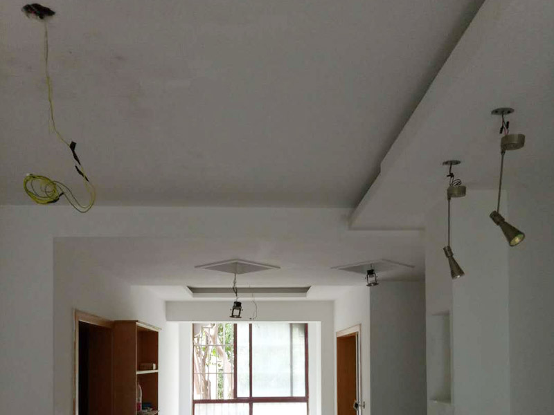 客廳軌道燈安裝裝修：安裝滑道（軌道），如果棚頂直接為木板或有鐵龍骨可以直接打釘打眼的，就直接可以把滑道安裝上，記住為了美觀，先在接線盒處打一小孔以便將電源線引入棚頂中。固定好滑道后，拿來滑道燈，將滑道燈底座的卡頭，擰平，對(duì)準(zhǔn)滑道凹槽，將滑道燈底座塞入滑道內(nèi)。稍微用點(diǎn)力，嚴(yán)絲合縫后，擰下卡頭旋轉(zhuǎn)的把手，一定要擰到位固定好后，左右滑動(dòng)一下，看是否固定好。通電后發(fā)現(xiàn)燈不亮不要緊，只要一個(gè)滑道上有燈亮，就不是接線問題，可以重新卸下滑道燈，重新安裝或換個(gè)方向重新安裝。