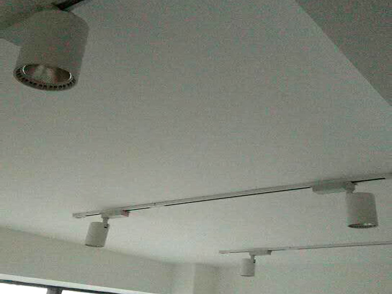 客廳軌道燈安裝裝修：安裝滑道（軌道），如果棚頂直接為木板或有鐵龍骨可以直接打釘打眼的，就直接可以把滑道安裝上，記住為了美觀，先在接線盒處打一小孔以便將電源線引入棚頂中。固定好滑道后，拿來滑道燈，將滑道燈底座的卡頭，擰平，對(duì)準(zhǔn)滑道凹槽，將滑道燈底座塞入滑道內(nèi)。稍微用點(diǎn)力，嚴(yán)絲合縫后，擰下卡頭旋轉(zhuǎn)的把手，一定要擰到位固定好后，左右滑動(dòng)一下，看是否固定好。通電后發(fā)現(xiàn)燈不亮不要緊，只要一個(gè)滑道上有燈亮，就不是接線問題，可以重新卸下滑道燈，重新安裝或換個(gè)方向重新安裝。