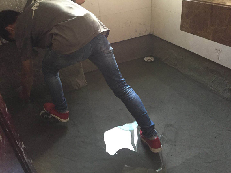 衛(wèi)生間滲水試驗裝修：1、將衛(wèi)生間所有下水口進行臨時性的封堵,并在門口砌一道25厘米高的臺階。 2、然后在衛(wèi)生間中灌入約30厘米高的水,在墻面上做好標記; 注意:閉水實驗要在24小時以上,這是保證衛(wèi)生間防水工程質量的關鍵 3、24小時后,看室內水層有無明顯下降和到樓下看樓頂有沒有滲漏水,特別要到樓下衛(wèi)生間檢查屋頂是否有滴水、洇濕等現(xiàn)象;輕質墻體做淋水試驗,看墻體的背面是否有漏水點。 如果以上現(xiàn)象都沒有,則防水施工就合格。