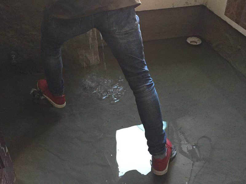 衛(wèi)生間滲水試驗裝修：1、將衛(wèi)生間所有下水口進行臨時性的封堵,并在門口砌一道25厘米高的臺階。 2、然后在衛(wèi)生間中灌入約30厘米高的水,在墻面上做好標記; 注意:閉水實驗要在24小時以上,這是保證衛(wèi)生間防水工程質量的關鍵 3、24小時后,看室內水層有無明顯下降和到樓下看樓頂有沒有滲漏水,特別要到樓下衛(wèi)生間檢查屋頂是否有滴水、洇濕等現(xiàn)象;輕質墻體做淋水試驗,看墻體的背面是否有漏水點。 如果以上現(xiàn)象都沒有,則防水施工就合格。