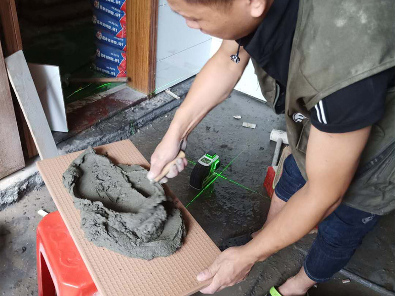 衛(wèi)生間墻面瓷磚鋪貼：首先應(yīng)除去基層表面的污垢，油漬，浮灰;除去基層上所有涂料層，膩?zhàn)訉?如果基層未能達(dá)到平整度要求，需對(duì)基層進(jìn)行預(yù)先的找平處理；鋪貼瓷磚前需事先找好垂直線，以此為基準(zhǔn)鋪貼的瓷磚高低均勻、垂直美觀;將調(diào)制好的漿料均勻地抹在瓷磚背面，要求漿料飽滿；將瓷磚平整地鋪貼在基層上，使用橡膠錘將瓷磚拍實(shí)鋪平。