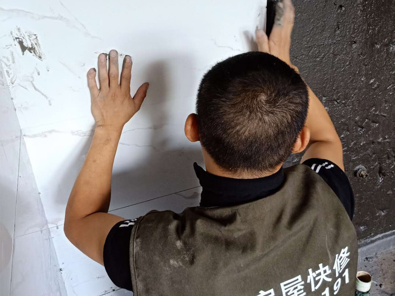 衛(wèi)生間墻面瓷磚鋪貼：首先應(yīng)除去基層表面的污垢，油漬，浮灰;除去基層上所有涂料層，膩?zhàn)訉?如果基層未能達(dá)到平整度要求，需對(duì)基層進(jìn)行預(yù)先的找平處理；鋪貼瓷磚前需事先找好垂直線，以此為基準(zhǔn)鋪貼的瓷磚高低均勻、垂直美觀;將調(diào)制好的漿料均勻地抹在瓷磚背面，要求漿料飽滿；將瓷磚平整地鋪貼在基層上，使用橡膠錘將瓷磚拍實(shí)鋪平。