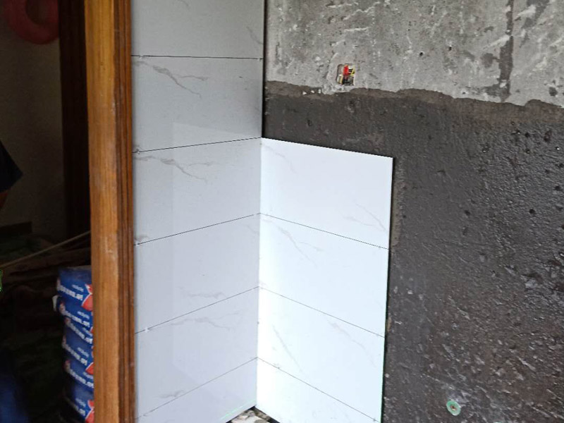 衛(wèi)生間墻面瓷磚鋪貼：首先應(yīng)除去基層表面的污垢，油漬，浮灰;除去基層上所有涂料層，膩?zhàn)訉?如果基層未能達(dá)到平整度要求，需對(duì)基層進(jìn)行預(yù)先的找平處理；鋪貼瓷磚前需事先找好垂直線，以此為基準(zhǔn)鋪貼的瓷磚高低均勻、垂直美觀;將調(diào)制好的漿料均勻地抹在瓷磚背面，要求漿料飽滿；將瓷磚平整地鋪貼在基層上，使用橡膠錘將瓷磚拍實(shí)鋪平。