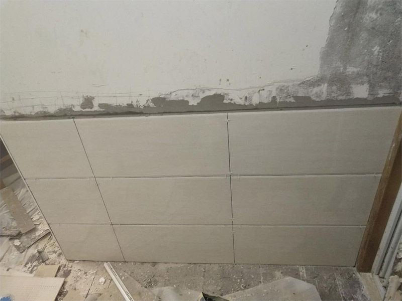 局部鏟墻貼磚裝修：1、瓷磚鋪貼之前用水浸泡：
首先將經(jīng)過預(yù)選的瓷磚背面清理干凈，并浸水2小時(shí)以上。瓷磚浸水后，在鋪貼前應(yīng)從水中取出，并用棉布擦去表面水分或?qū)⒈砻嫠至栏珊蟛拍苓M(jìn)行鋪貼。
2、鋪貼瓷磚之前吊垂線：
鋪貼開始前還應(yīng)當(dāng)在墻面找平層上吊垂線，以確定瓷磚的出墻尺寸線，并拉水平線，這樣鋪貼時(shí)既能夠做到表面平整，又能夠做到瓷磚橫平豎直。