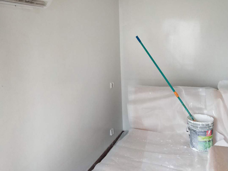 局部鏟墻貼磚裝修：1、瓷磚鋪貼之前用水浸泡：
首先將經(jīng)過預(yù)選的瓷磚背面清理干凈，并浸水2小時(shí)以上。瓷磚浸水后，在鋪貼前應(yīng)從水中取出，并用棉布擦去表面水分或?qū)⒈砻嫠至栏珊蟛拍苓M(jìn)行鋪貼。
2、鋪貼瓷磚之前吊垂線：
鋪貼開始前還應(yīng)當(dāng)在墻面找平層上吊垂線，以確定瓷磚的出墻尺寸線，并拉水平線，這樣鋪貼時(shí)既能夠做到表面平整，又能夠做到瓷磚橫平豎直。