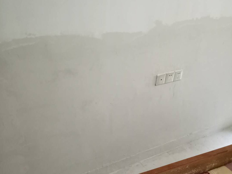 墻面修補(bǔ)裝修：先把墻面受損部位 脫落、起皮空鼓地方鏟除，并清理干凈；之后取出網(wǎng)上購買的補(bǔ)墻膏套裝；取適量補(bǔ)墻膏直接批刮，等6-12小時(shí)干燥后用砂紙打磨平整，用抹布把粉塵擦拭干凈。用補(bǔ)墻漆兌入10%以內(nèi)的清水稀釋，攪拌均勻后涂刷2-3遍，每遍間隔3小時(shí)以上。