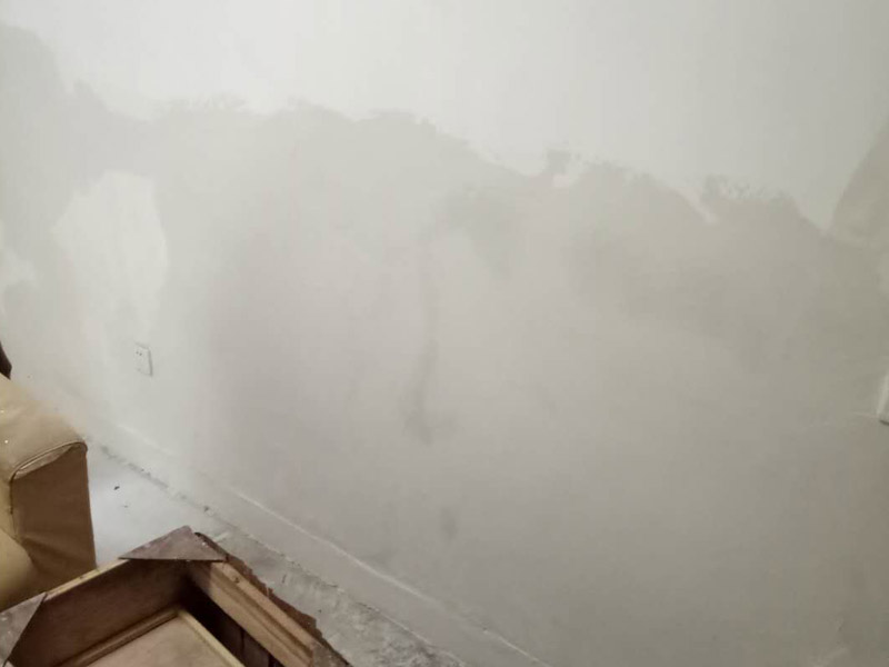 墻面修補(bǔ)裝修：先把墻面受損部位 脫落、起皮空鼓地方鏟除，并清理干凈；之后取出網(wǎng)上購買的補(bǔ)墻膏套裝；取適量補(bǔ)墻膏直接批刮，等6-12小時(shí)干燥后用砂紙打磨平整，用抹布把粉塵擦拭干凈。用補(bǔ)墻漆兌入10%以內(nèi)的清水稀釋，攪拌均勻后涂刷2-3遍，每遍間隔3小時(shí)以上。