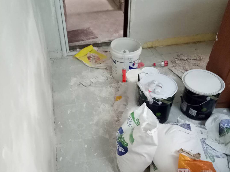 墻面修補(bǔ)裝修：先把墻面受損部位 脫落、起皮空鼓地方鏟除，并清理干凈；之后取出網(wǎng)上購買的補(bǔ)墻膏套裝；取適量補(bǔ)墻膏直接批刮，等6-12小時(shí)干燥后用砂紙打磨平整，用抹布把粉塵擦拭干凈。用補(bǔ)墻漆兌入10%以內(nèi)的清水稀釋，攪拌均勻后涂刷2-3遍，每遍間隔3小時(shí)以上。