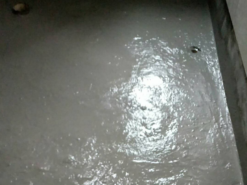 衛(wèi)生間地面找平裝修：清理基層：將基層表面的積灰、浮漿、油污及雜物清掃掉并沖洗干凈，明顯凹陷處應(yīng)用水泥砂漿或細(xì)石砼墊平，表面光滑處應(yīng)鑿毛并清刷干凈。抹砂漿前1天澆水濕潤，表面積水應(yīng)予排除。貼灰餅：根據(jù)墻面彈線標(biāo)高，用1∶2干硬性水泥砂漿在基層上做灰餅，大小約50mm見方，縱橫間距約1.5m左右，如局部厚度薄于10mm時，應(yīng)調(diào)整其厚度或?qū)⒏叱龅木植炕鶎予徣ァＵ移?、壓頭遍：鋪抹砂漿后，隨即用鋁合金杠按灰餅高度，將砂漿找平，用木抹子搓揉壓實(shí)，將砂眼、腳印等消除后，用靠尺檢查平整度，抹時應(yīng)用力均勻，并后退著操作。待砂漿收水后，隨即用鐵抹子進(jìn)行頭遍抹平壓實(shí)至起漿為止。