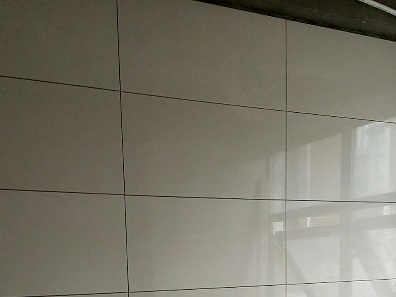 廁所墻面貼磚裝修：1.首先將經(jīng)過預(yù)選的瓷磚背面清理干凈，并浸水2小時以上；2.鋪貼開始前還應(yīng)當在墻面找平層上吊垂線，以確定瓷磚的出墻尺寸線；3.鋪瓷磚一般從陽角或門窗邊開始，按由下而上，自左至右的順序進行；4.鋪瓷磚時，應(yīng)及時將瓷磚縫中多余的粘接材料刮理干凈，并用濕棉布擦去面磚上的污跡，千萬不要等到粘接材料干硬后再擦拭清洗，那樣不但不能清洗干凈，如果用硬物刮除又會損害釉面層。