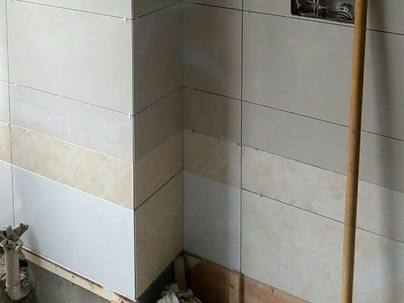 廁所墻面貼磚裝修：1.首先將經(jīng)過預(yù)選的瓷磚背面清理干凈，并浸水2小時以上；2.鋪貼開始前還應(yīng)當在墻面找平層上吊垂線，以確定瓷磚的出墻尺寸線；3.鋪瓷磚一般從陽角或門窗邊開始，按由下而上，自左至右的順序進行；4.鋪瓷磚時，應(yīng)及時將瓷磚縫中多余的粘接材料刮理干凈，并用濕棉布擦去面磚上的污跡，千萬不要等到粘接材料干硬后再擦拭清洗，那樣不但不能清洗干凈，如果用硬物刮除又會損害釉面層。