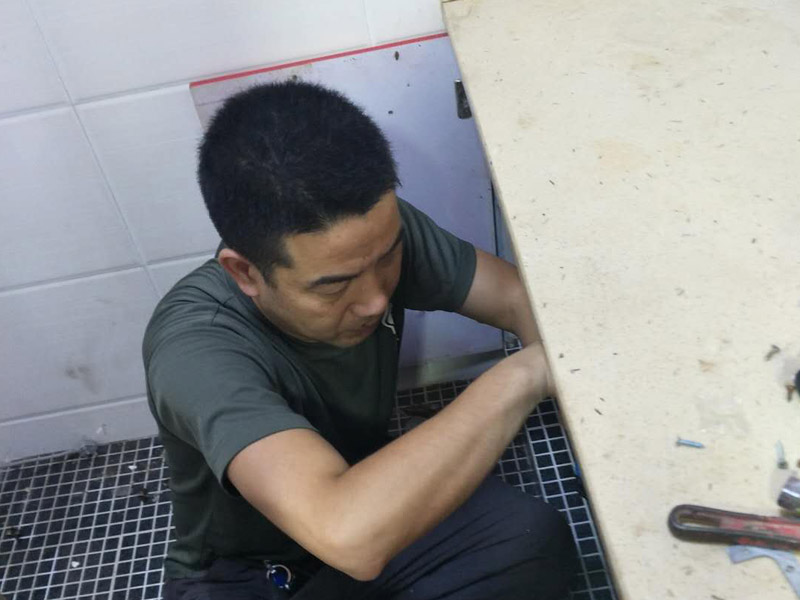 浴室柜和踢腳線安裝：1、與地磚一起鋪貼有些家居裝修安裝的為瓷磚踢腳線,瓷磚踢腳線和其他材質(zhì)的踢腳線安裝時間不同,瓷磚踢腳線在進行地磚鋪貼的時候一塊進行就行了。2、鋪貼壁紙后安裝有的家居墻面裝修選用了壁紙,這就需要在鋪貼完壁紙和地板以后再進行踢腳線的安裝。3、刮大白前安裝踢腳線通常都會在裝修進行刮大白這道工序前實行安裝,倘若先安裝地板和踢腳線再進行刮大白,那刮大白的灰將會弄到地板和踢腳線上,難處理。