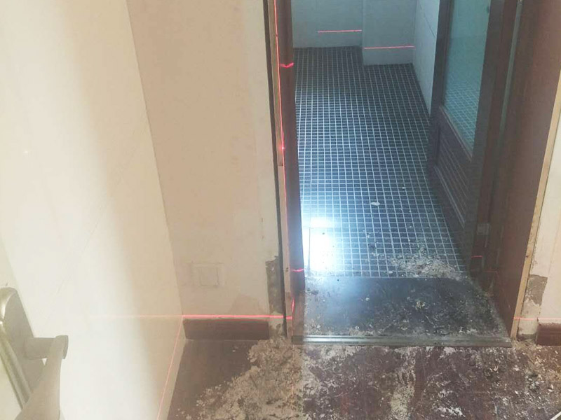 浴室柜和踢腳線安裝：1、與地磚一起鋪貼有些家居裝修安裝的為瓷磚踢腳線,瓷磚踢腳線和其他材質(zhì)的踢腳線安裝時間不同,瓷磚踢腳線在進行地磚鋪貼的時候一塊進行就行了。2、鋪貼壁紙后安裝有的家居墻面裝修選用了壁紙,這就需要在鋪貼完壁紙和地板以后再進行踢腳線的安裝。3、刮大白前安裝踢腳線通常都會在裝修進行刮大白這道工序前實行安裝,倘若先安裝地板和踢腳線再進行刮大白,那刮大白的灰將會弄到地板和踢腳線上,難處理。