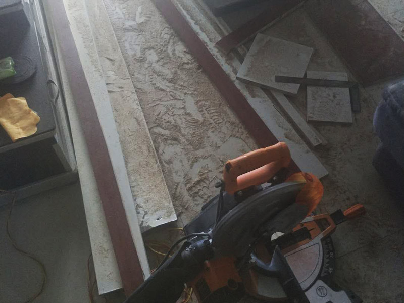 浴室柜和踢腳線安裝：1、與地磚一起鋪貼有些家居裝修安裝的為瓷磚踢腳線,瓷磚踢腳線和其他材質(zhì)的踢腳線安裝時間不同,瓷磚踢腳線在進行地磚鋪貼的時候一塊進行就行了。2、鋪貼壁紙后安裝有的家居墻面裝修選用了壁紙,這就需要在鋪貼完壁紙和地板以后再進行踢腳線的安裝。3、刮大白前安裝踢腳線通常都會在裝修進行刮大白這道工序前實行安裝,倘若先安裝地板和踢腳線再進行刮大白,那刮大白的灰將會弄到地板和踢腳線上,難處理。