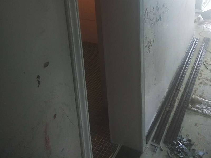 浴室柜和踢腳線安裝：1、與地磚一起鋪貼有些家居裝修安裝的為瓷磚踢腳線,瓷磚踢腳線和其他材質(zhì)的踢腳線安裝時間不同,瓷磚踢腳線在進行地磚鋪貼的時候一塊進行就行了。2、鋪貼壁紙后安裝有的家居墻面裝修選用了壁紙,這就需要在鋪貼完壁紙和地板以后再進行踢腳線的安裝。3、刮大白前安裝踢腳線通常都會在裝修進行刮大白這道工序前實行安裝,倘若先安裝地板和踢腳線再進行刮大白,那刮大白的灰將會弄到地板和踢腳線上,難處理。