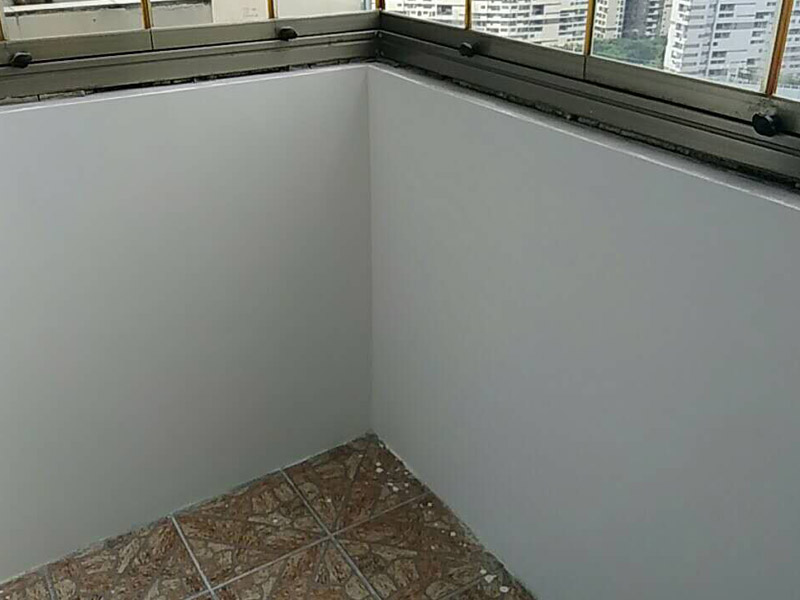 陽臺刷漆翻新裝修：如果你是用來曬衣服，放洗衣機的話。那么陽臺肯定是需要做防水的，而且貼瓷磚是首選，貼瓷磚的防水性能好，讓陽臺的使用壽命變得更長，如果你打算做陽臺休閑區(qū)，可以考慮刷乳膠漆。具體例子如下。陽臺美觀；如果陽臺與室內(nèi)打通的話，就要用跟室內(nèi)一致的?；u，這樣整體感更強。乳膠漆雖然顏色多樣，但是很難防水，而且得用專業(yè)的外墻漆，這樣才能避免墻皮開裂、發(fā)霉。有的人擔心貼瓷磚會影響墻面美觀，其實貼上淺色的瓷磚反而會顯得陽臺透亮，注意不要選顏色過深的。