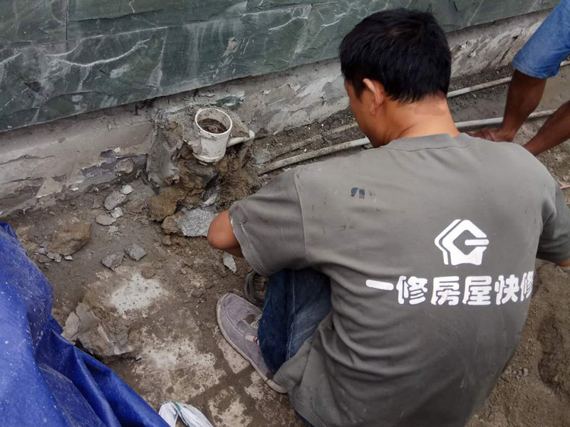 屋頂排水溝抹灰防水裝修：1．在干燥基面上施工防水涂料前應(yīng)先濕潤基面至無明水為準，若基面潮濕但無明水可直接施工。 2．按配比先將防水漿料乳液倒入拌料桶中，然后再將粉料倒入，充分攪拌至均勻、無料粒糊狀，靜置十分鐘后再攪拌一下，效果更佳。 3．用毛刷或滾刷直接將膠漿涂刷在基面上，待第一層完全干透后（約2小時或手擦不粘為準），再涂刷第二遍，兩遍的涂刷方向應(yīng)交錯。 4．在操作進程中應(yīng)保持間斷性攪拌以防止膠漿沉淀。aqbzp_9 5．待防水層完全干固后，方可在其上面做砂漿保護層或其它覆蓋層。