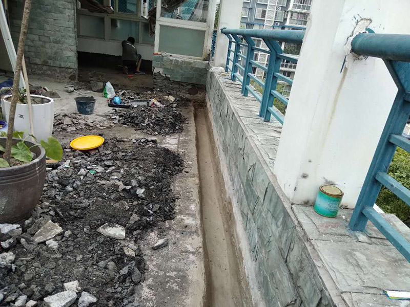 屋頂排水溝抹灰防水裝修：1．在干燥基面上施工防水涂料前應(yīng)先濕潤基面至無明水為準，若基面潮濕但無明水可直接施工。 2．按配比先將防水漿料乳液倒入拌料桶中，然后再將粉料倒入，充分攪拌至均勻、無料粒糊狀，靜置十分鐘后再攪拌一下，效果更佳。 3．用毛刷或滾刷直接將膠漿涂刷在基面上，待第一層完全干透后（約2小時或手擦不粘為準），再涂刷第二遍，兩遍的涂刷方向應(yīng)交錯。 4．在操作進程中應(yīng)保持間斷性攪拌以防止膠漿沉淀。aqbzp_9 5．待防水層完全干固后，方可在其上面做砂漿保護層或其它覆蓋層。