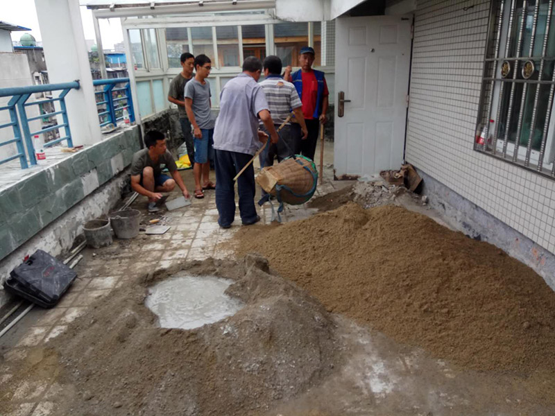 屋頂排水溝抹灰防水裝修：1．在干燥基面上施工防水涂料前應(yīng)先濕潤基面至無明水為準，若基面潮濕但無明水可直接施工。 2．按配比先將防水漿料乳液倒入拌料桶中，然后再將粉料倒入，充分攪拌至均勻、無料粒糊狀，靜置十分鐘后再攪拌一下，效果更佳。 3．用毛刷或滾刷直接將膠漿涂刷在基面上，待第一層完全干透后（約2小時或手擦不粘為準），再涂刷第二遍，兩遍的涂刷方向應(yīng)交錯。 4．在操作進程中應(yīng)保持間斷性攪拌以防止膠漿沉淀。aqbzp_9 5．待防水層完全干固后，方可在其上面做砂漿保護層或其它覆蓋層。