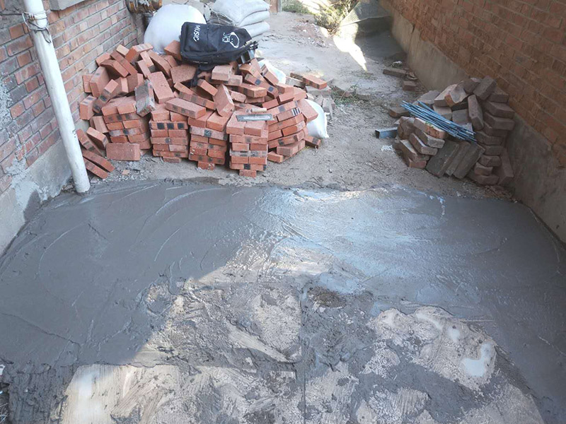 地面基層加固裝修：1.清理基層，清除磚柱上的管線和裝飾層，檢查柱根;別砌損壞的磚，清除 裂縫內(nèi)的粉塵。2.根據(jù)不同的加固形式，采用不同的連接措施，單側(cè)加固時(shí)，用混凝士釘或膨脹螺栓連接，雙面加固時(shí)，用封閉箍筋連接，當(dāng)柱較寬時(shí)，沿高度每隔5皮打掉一塊，增強(qiáng)混凝土與原柱的咬合，有利于共同受力。3.綁扎鋼筋:用外包鋼筋混凝土加固，綁扎的鋼筋應(yīng)與磚柱固定牢靠，控制好位置保護(hù)層厚度。4.澆筑混凝士:外包混凝士宜用噴射扶施工，具體步驟參照4.1節(jié)中噴射混凝土施工工藝流程:上部與樓板接縫，應(yīng)用干硬性混凝土填塞嚴(yán)實(shí);強(qiáng)度尊級(jí)符合勘察加固設(shè)計(jì)要求。5.將混凝t表面抹平壓實(shí)。6.待混凝土終凝后，每天澆水3~5次，進(jìn)行養(yǎng)護(hù)。