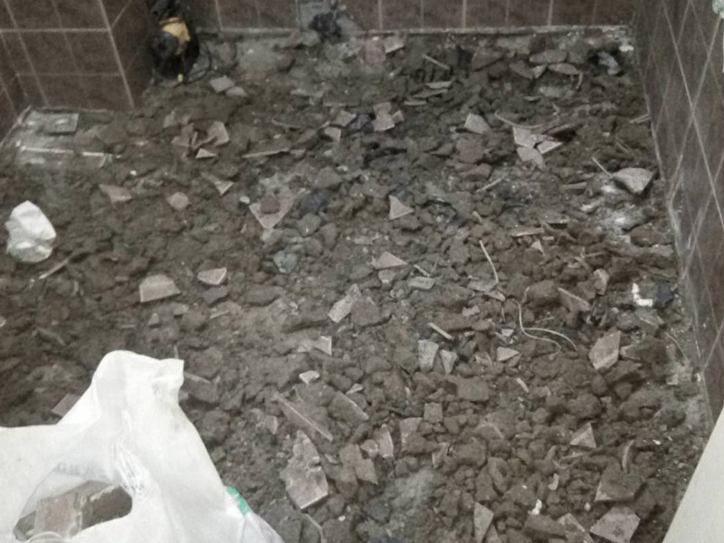 衛(wèi)生間地面拆除裝修：1、若是家里的地磚已經(jīng)是出現(xiàn)部分破損、很多空鼓或者剝落、外層釉質(zhì)已經(jīng)磨損，或難洗的污漬，通常這時(shí)就要對地磚進(jìn)行拆除更新才行，或是對它進(jìn)行簡單修補(bǔ)一下就可以了。假如只考慮更換幾塊地磚，這種難度就會(huì)比較大，因?yàn)槭褂昧撕芏嗄曛?，有可能?huì)出現(xiàn)找不到色彩一樣的地磚情況，這樣下去就會(huì)影響美觀。2、假如是為了節(jié)省開支或者手頭不寬裕，那么在地磚基礎(chǔ)完好的情況可以不更換，但是一定要在裝修后期，把所有地磚勾縫鏟除重新做。因?yàn)橐郧伴L期使用過的地磚縫中會(huì)有很多細(xì)菌或臟污存在，必須清除，并且重新勾縫后會(huì)顯得更好看。通常情況下，我們建議您在改造時(shí)把廚房和衛(wèi)生間的地磚一起拆除重做。