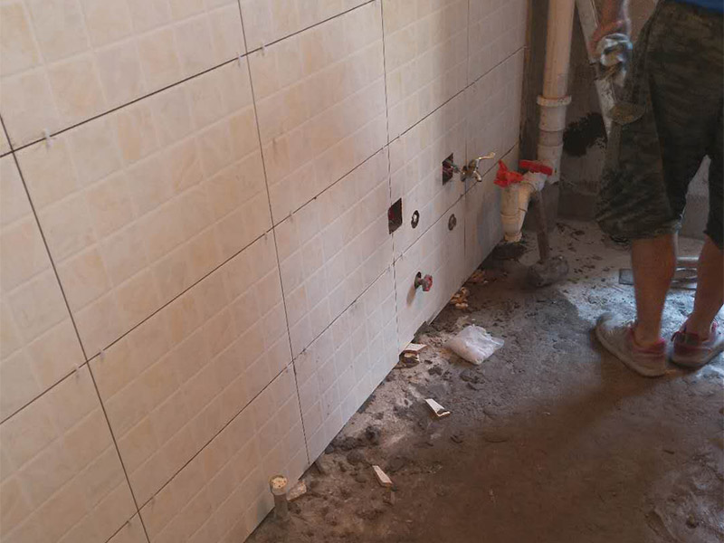 墻面瓷磚鋪貼裝修：1、確保改造墻體能充分干燥；2、基層處理，清理墻面上的各類污物，打掃干凈現(xiàn)場，特別是腳落里；3、用泥刀先批墻，后用水泥漿找平；4、墻面要刷防水涂料，防止貼后浸水；5、找水平基準(zhǔn)線，然后把攪拌好的粘結(jié)劑漿料均勻的刮到墻上；5、水平檢測瓷磚鋪貼完后，工人會用專業(yè)測量儀，來檢查貼后瓷磚的平整度，確保最終的效果令客戶滿意，鋪貼好的瓷磚一定要有保護(hù)措施，可以用薄膜來加以保護(hù)。