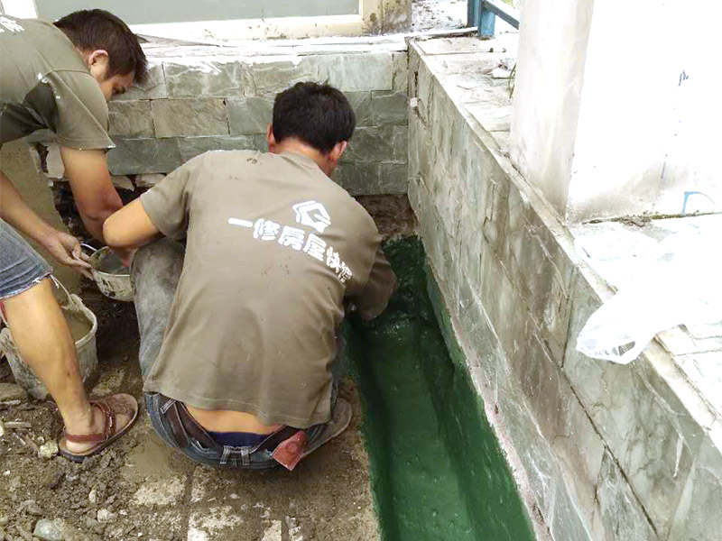 屋頂排水溝改造防水：一、確定排水坡面的數(shù)目：一般情況下，臨街建筑平屋頂屋面寬度小于12m時(shí)，可采用單坡排水；其寬度大于12m時(shí)，宜采用雙坡排水。坡屋頂應(yīng)結(jié)合建筑造型要求選擇單坡、雙坡或四坡排水。二、劃分排水區(qū)：劃分排水區(qū)的目的在于合理地布置水落管。排水區(qū)的面積是指屋面水平投影的面積，每一根水落管的屋面最大匯水面積不宜大于200m2。雨水口的間距在18~24m。三、確定天溝所用材料和斷面形式及尺寸天溝即屋面上的排水溝，位于檐口部位時(shí)又稱檐溝。設(shè)置天溝的目的是匯集屋面雨水，并將屋面雨水有組織地迅速排除。天溝根據(jù)屋頂類型的不同有多種做法。如坡屋頂中可用鋼筋混凝土、鍍鋅鐵皮、石棉水泥等材料做成槽形或三角形天溝。平屋頂?shù)奶鞙弦话阌娩摻罨炷林谱?，?dāng)采用女兒墻外排水方案時(shí)，可利用傾斜的屋面與垂直的墻面構(gòu)成三角形天溝；當(dāng)采用檐溝外排水方案時(shí)，通常用專用的槽形板做成矩形天溝。