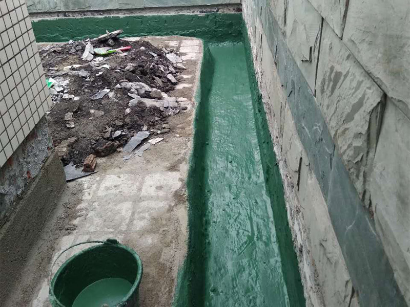 屋頂排水溝改造防水：一、確定排水坡面的數(shù)目：一般情況下，臨街建筑平屋頂屋面寬度小于12m時(shí)，可采用單坡排水；其寬度大于12m時(shí)，宜采用雙坡排水。坡屋頂應(yīng)結(jié)合建筑造型要求選擇單坡、雙坡或四坡排水。二、劃分排水區(qū)：劃分排水區(qū)的目的在于合理地布置水落管。排水區(qū)的面積是指屋面水平投影的面積，每一根水落管的屋面最大匯水面積不宜大于200m2。雨水口的間距在18~24m。三、確定天溝所用材料和斷面形式及尺寸天溝即屋面上的排水溝，位于檐口部位時(shí)又稱檐溝。設(shè)置天溝的目的是匯集屋面雨水，并將屋面雨水有組織地迅速排除。天溝根據(jù)屋頂類型的不同有多種做法。如坡屋頂中可用鋼筋混凝土、鍍鋅鐵皮、石棉水泥等材料做成槽形或三角形天溝。平屋頂?shù)奶鞙弦话阌娩摻罨炷林谱?，?dāng)采用女兒墻外排水方案時(shí)，可利用傾斜的屋面與垂直的墻面構(gòu)成三角形天溝；當(dāng)采用檐溝外排水方案時(shí)，通常用專用的槽形板做成矩形天溝。