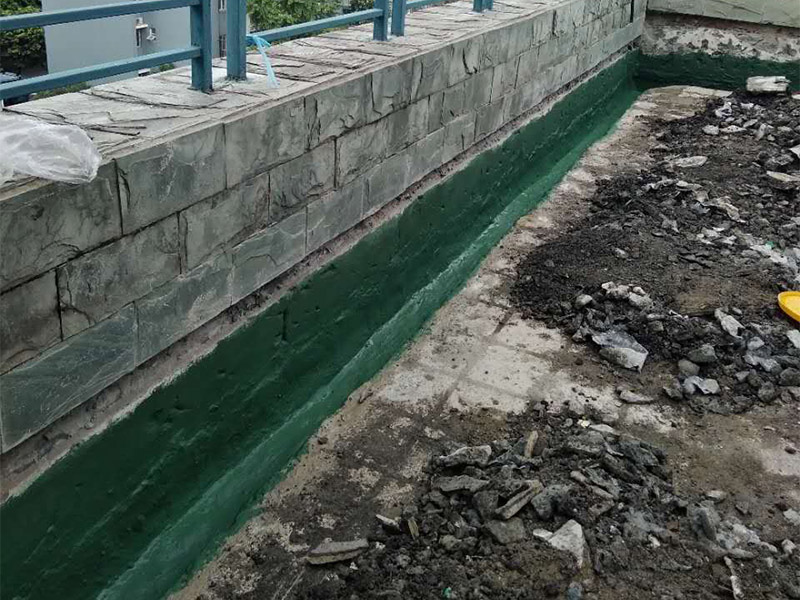 屋頂排水溝改造防水：一、確定排水坡面的數(shù)目：一般情況下，臨街建筑平屋頂屋面寬度小于12m時(shí)，可采用單坡排水；其寬度大于12m時(shí)，宜采用雙坡排水。坡屋頂應(yīng)結(jié)合建筑造型要求選擇單坡、雙坡或四坡排水。二、劃分排水區(qū)：劃分排水區(qū)的目的在于合理地布置水落管。排水區(qū)的面積是指屋面水平投影的面積，每一根水落管的屋面最大匯水面積不宜大于200m2。雨水口的間距在18~24m。三、確定天溝所用材料和斷面形式及尺寸天溝即屋面上的排水溝，位于檐口部位時(shí)又稱檐溝。設(shè)置天溝的目的是匯集屋面雨水，并將屋面雨水有組織地迅速排除。天溝根據(jù)屋頂類型的不同有多種做法。如坡屋頂中可用鋼筋混凝土、鍍鋅鐵皮、石棉水泥等材料做成槽形或三角形天溝。平屋頂?shù)奶鞙弦话阌娩摻罨炷林谱?，?dāng)采用女兒墻外排水方案時(shí)，可利用傾斜的屋面與垂直的墻面構(gòu)成三角形天溝；當(dāng)采用檐溝外排水方案時(shí)，通常用專用的槽形板做成矩形天溝。