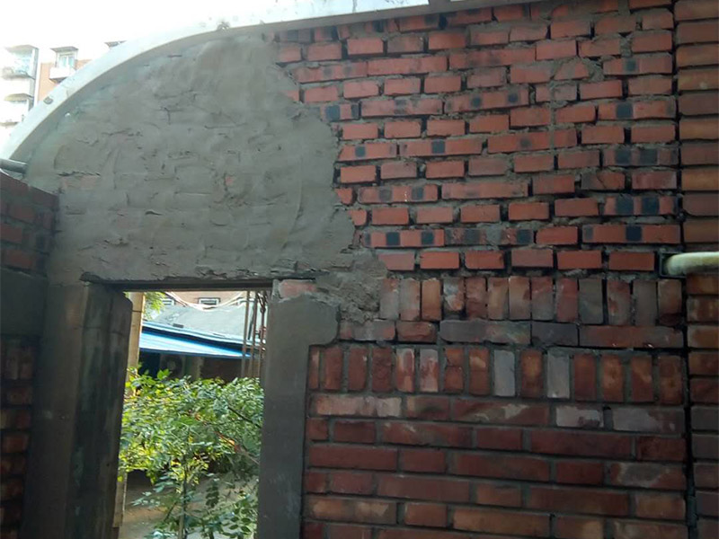 庭院砌墻裝修：首先準(zhǔn)備好材料，有輕質(zhì)磚、鋼筋、水泥沙等。這些基礎(chǔ)材料一般不會(huì)出問(wèn)題，注意購(gòu)買中沙。攪拌好水泥砂漿，就可以開始砌墻了。砌墻雖然簡(jiǎn)單，但最好也要有圖紙，有些地方需要錯(cuò)開砌，這樣保證位置正確、工藝標(biāo)準(zhǔn)。新舊墻體連接處，需要植筋，這樣墻體連接穩(wěn)固。植筋需要打鋼筋進(jìn)舊墻體，深度要深；植筋出間隔大約為50厘米。墻上如果有門，需要做門梁，梁內(nèi)要有鋼筋。墻體砌好后，在水泥批蕩前，最好掛網(wǎng)處理，這樣水泥砂漿和墻體能更好結(jié)合，防止以后出現(xiàn)裂痕。批蕩后，要保養(yǎng)一段時(shí)間。就是定期灑點(diǎn)水上去啦。