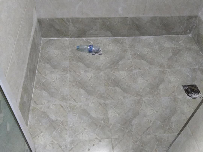 衛(wèi)生間貼瓷磚：瓷磚內(nèi)部有很多細微的空隙，具有一定的吸水性。如果不泡水或泡水不充分就直接鋪貼的話，瓷磚會將水泥的水分吸走，使得瓷磚與水泥連接部分出現(xiàn)空隙，粘結(jié)不牢，從而造成空鼓、瓷磚脫落等問題；墻面在貼磚前要檢查清理，如果墻體有裂紋必須先進行處理；鋪貼瓷磚時，應及時將瓷磚縫中多余的粘接材料刮理干凈，等粘接材料凝固后，可以用白水泥、石膏灰漿或色漿將接縫刷一遍，并用棉紗將灰漿擦勻、填滿。