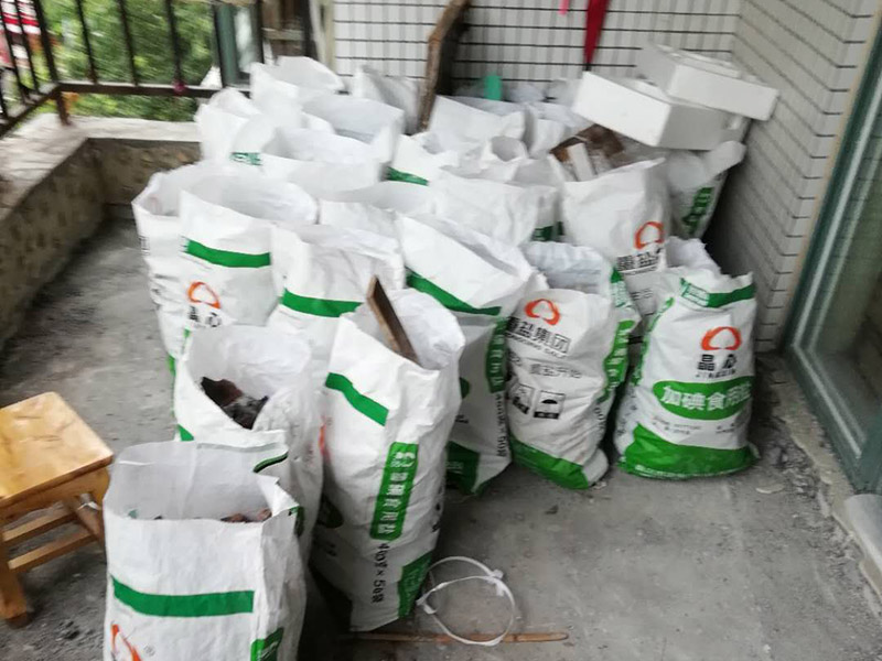 陽臺瓷磚拆除重裝：1、施工前，磚墻及附近區(qū)域灑適量水，減少灰塵對環(huán)境的污染，做到文明施工。     2、根據(jù)施工現(xiàn)場的實際情況，墻體拆除采用人工拆除（用一些簡單工具，如錘子、撬棍、鐵鍬、瓦刀等）的方法施工。拆除時，自上而下，不許用推到或拉倒方法拆除。     3、拆除時，將墻體劃分成若干段，每段的寬度大致與活動腳手架寬度相等，活動腳手架要有專人看護，自上而下，分層次，水平拆除。     4、拆除時，施工人員要站在穩(wěn)固的平臺上，禁止站在柱、墻截面上作業(yè)。     5、拆除完后，建筑垃圾要求外運，然后現(xiàn)場清潔干凈。