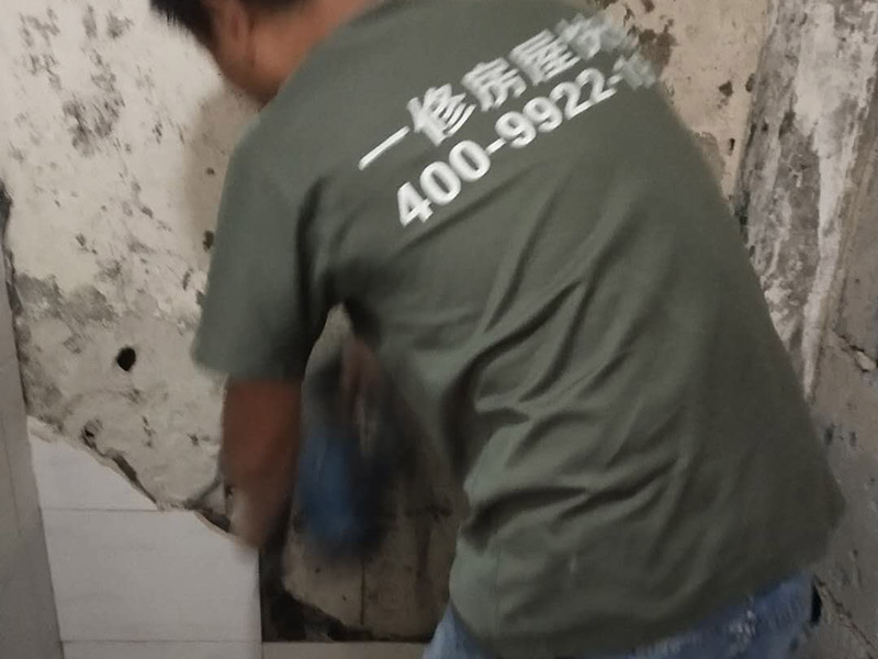 局部瓷磚拆除裝修：衛(wèi)浴用具拆除后可以對(duì)墻面瓷磚進(jìn)行拆卸。拆卸一般是從墻體的下方往上方敲，從瓷磚的邊緣往里面敲，還需要根據(jù)拆卸的位置選擇適當(dāng)?shù)那么u力度。敲磚是從墻體下方開始敲，從每塊瓷磚的邊緣開始敲。如果先敲上面的瓷磚，地面堆積瓷磚較多，擋住墻體下面的瓷磚，不利于拆卸。另外，敲磚過程中，要不是對(duì)地面的瓷磚進(jìn)行清理，以免瓷磚過多堆積，減慢施工進(jìn)度以及造成施工意外。 由于二手房的衛(wèi)浴在之前是做了一次防水的，因此在敲磚時(shí)必須注意防水層的處理，與屋主溝通好，防水層是否打掉。舊的防水層一般都不打掉，在敲磚后，在原有的防水層上面，再薄薄做一層防水，以提高衛(wèi)浴的防水能力。但如果屋主需要把防水敲掉重新再做。則敲磚需要打到批土層或打到見底。敲插座和龍頭附近的瓷磚時(shí)，要慢慢敲，小心摸清電線和水管的走向，以防損壞電線和水管。如果電線或水管已經(jīng)損壞了，要及時(shí)進(jìn)行修補(bǔ)處理，以免留下更多后續(xù)工程。