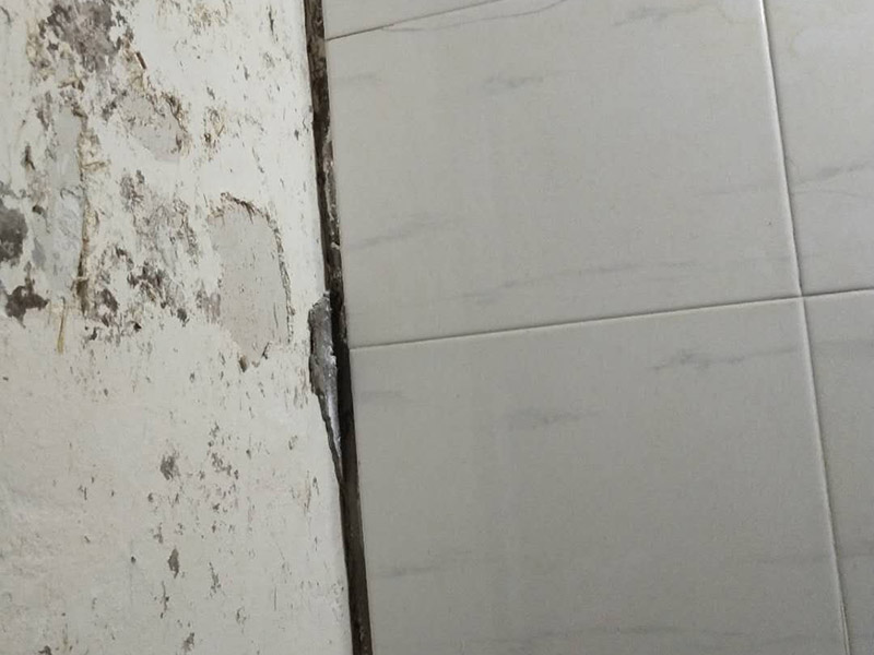 局部瓷磚拆除裝修：衛(wèi)浴用具拆除后可以對(duì)墻面瓷磚進(jìn)行拆卸。拆卸一般是從墻體的下方往上方敲，從瓷磚的邊緣往里面敲，還需要根據(jù)拆卸的位置選擇適當(dāng)?shù)那么u力度。敲磚是從墻體下方開始敲，從每塊瓷磚的邊緣開始敲。如果先敲上面的瓷磚，地面堆積瓷磚較多，擋住墻體下面的瓷磚，不利于拆卸。另外，敲磚過程中，要不是對(duì)地面的瓷磚進(jìn)行清理，以免瓷磚過多堆積，減慢施工進(jìn)度以及造成施工意外。 由于二手房的衛(wèi)浴在之前是做了一次防水的，因此在敲磚時(shí)必須注意防水層的處理，與屋主溝通好，防水層是否打掉。舊的防水層一般都不打掉，在敲磚后，在原有的防水層上面，再薄薄做一層防水，以提高衛(wèi)浴的防水能力。但如果屋主需要把防水敲掉重新再做。則敲磚需要打到批土層或打到見底。敲插座和龍頭附近的瓷磚時(shí)，要慢慢敲，小心摸清電線和水管的走向，以防損壞電線和水管。如果電線或水管已經(jīng)損壞了，要及時(shí)進(jìn)行修補(bǔ)處理，以免留下更多后續(xù)工程。