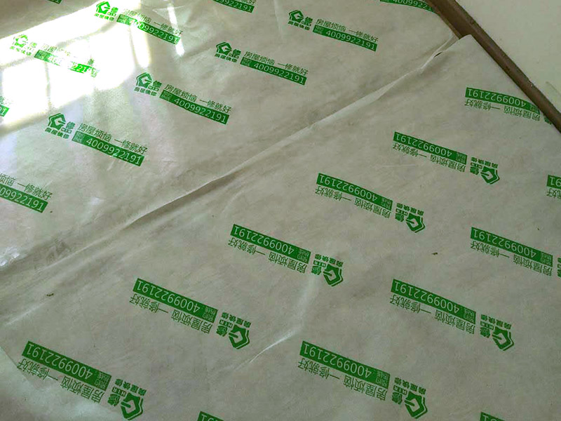 吊頂空鼓維修方案:空鼓形成的原因很多,主要有以下五種： 1、基層沒有清掃干凈； 2、水泥沙漿水灰比過大； 3、表面沒有壓實(shí)； 4、由于開發(fā)商為了節(jié)省材料降低成本在抹灰及找平部位少用材料或亂用材料； 5、由于墻面抹灰跟地面找平后濕水不夠引起材料燒壞形成的空鼓。 墻面空鼓允許范圍是0.02平方米，地面空鼓允許范圍是0.04平方米。處理辦法：鑿開空鼓部位，重做找平層或抹灰層。