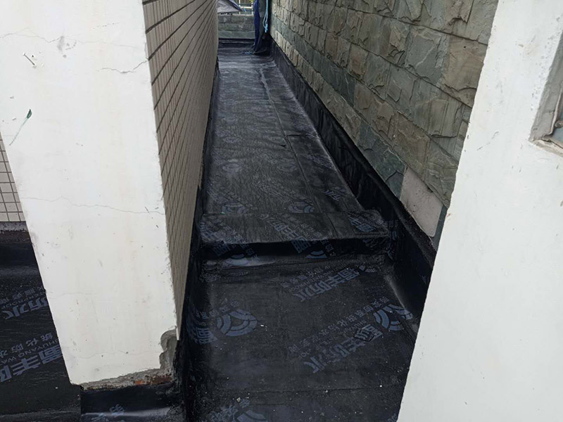 露臺防水裝修:先是找到原來的防水層，然后將其鏟除，處理好露臺的基面，注意不能留有油膩、蠟等任何碎屑物質，保證基面的平整、干凈，如果發(fā)現(xiàn)有孔隙或者是裂縫，則需要先進行修補。接著是進行找平處理，然后排干下部保溫層里面的積水，再設若干排氣孔進行排氣措施。在做好了阻根防水層后，我們還需要進行找坡處理，避免形成部分儲水。一般來說是利用水泥砂漿來進行找平、找坡，注意坡度不能小于百分之三。觀察不漏水則為及格，然后在防水層上做水泥砂漿保護層等各項維護及瓷磚鋪貼，最后做露臺的綠化工作。